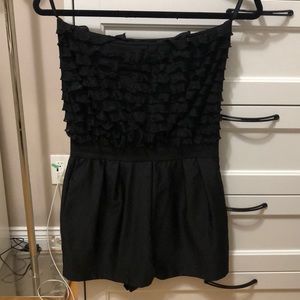 URBAN OUTFITTER BLACK RUFFLED ROMPER